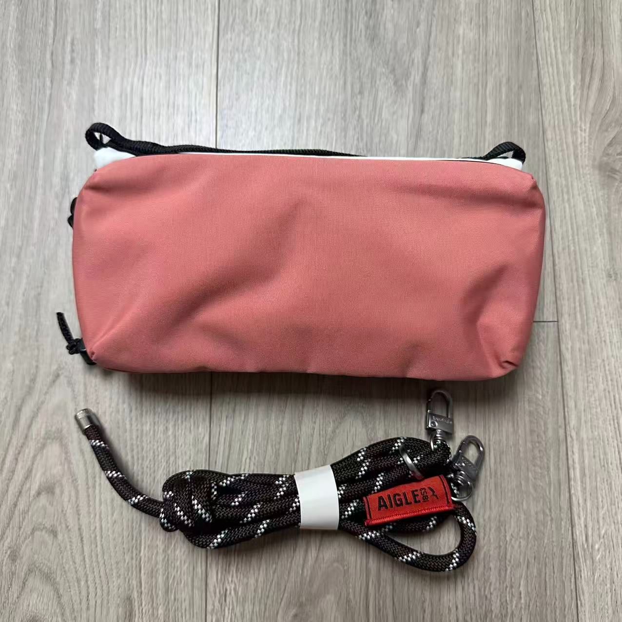 AIGLE × Topologie ボトルサコッシュ ピンク Topologie x Aigle Trio