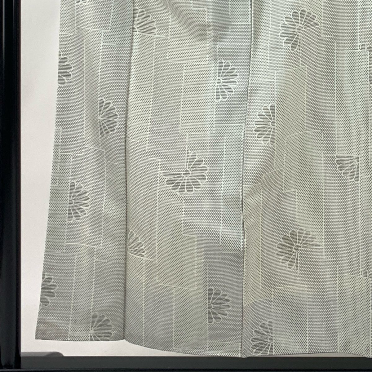 紬 身丈156cm 裄丈61.5cm S 袷 菊 幾何学 灰白 正絹 秀品 【中古  