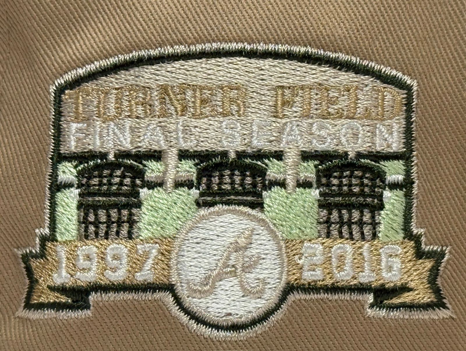 スナップバックキャップ