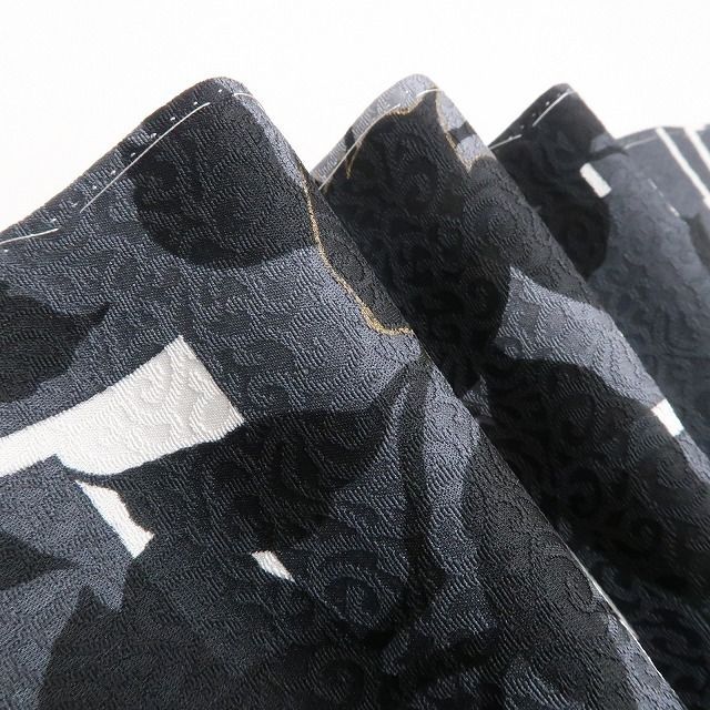 ❁tomihisa❁ モノトーン 着物 正絹 ありそうでない個性 お洒落小紋にドキッ 仕付け糸付 小紋 7001