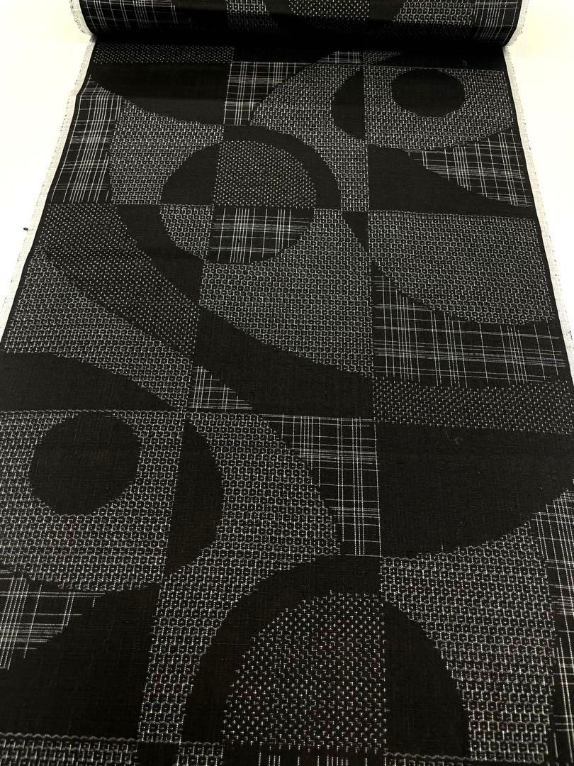 結城紬 黒地 亀甲 格子 蚊絣 正絹 反物 - メルカリ