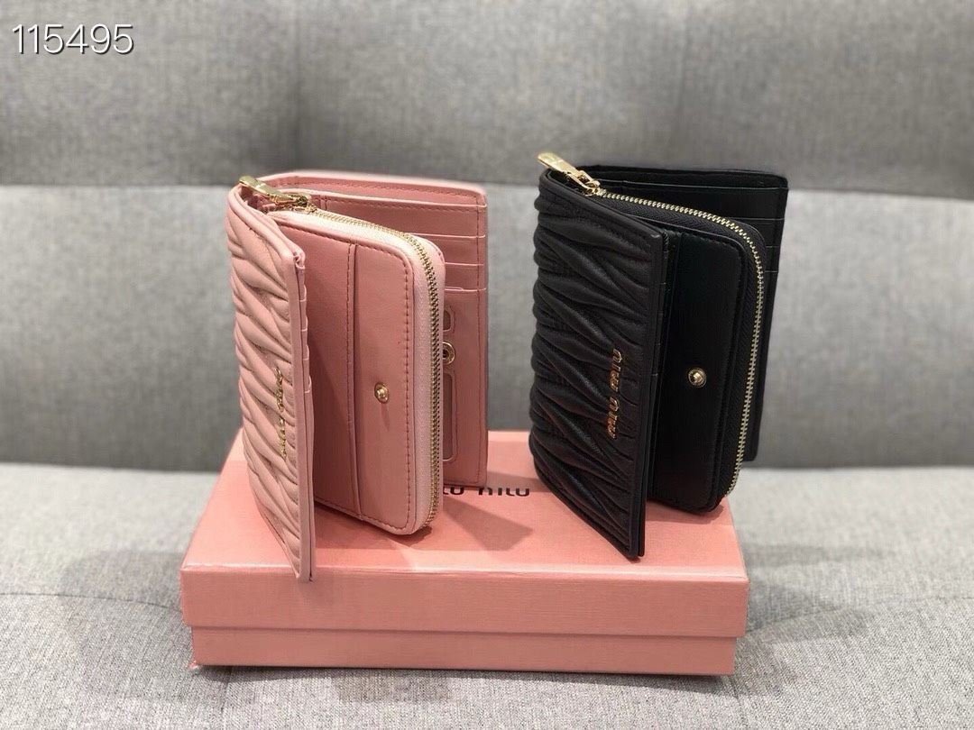 ミュウミュウの羊革刺繍財布2点