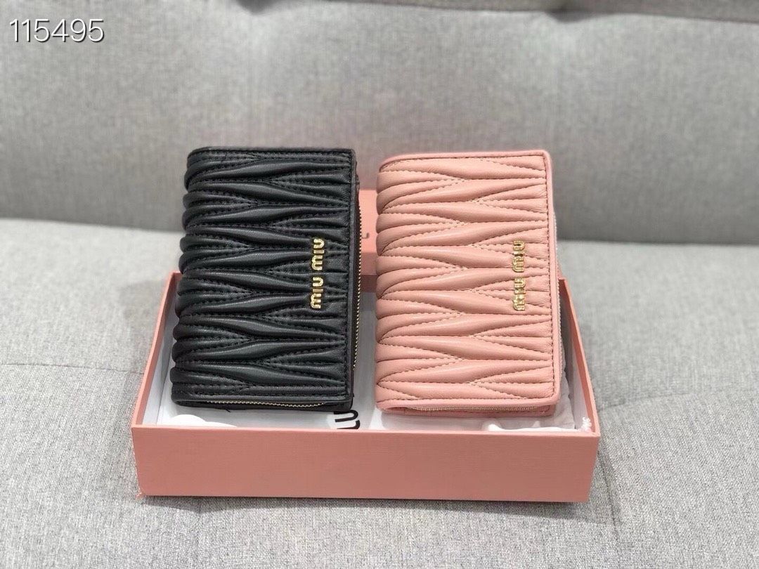 ミュウミュウの羊革刺繍財布2点 サイズ13.5×9.5cm