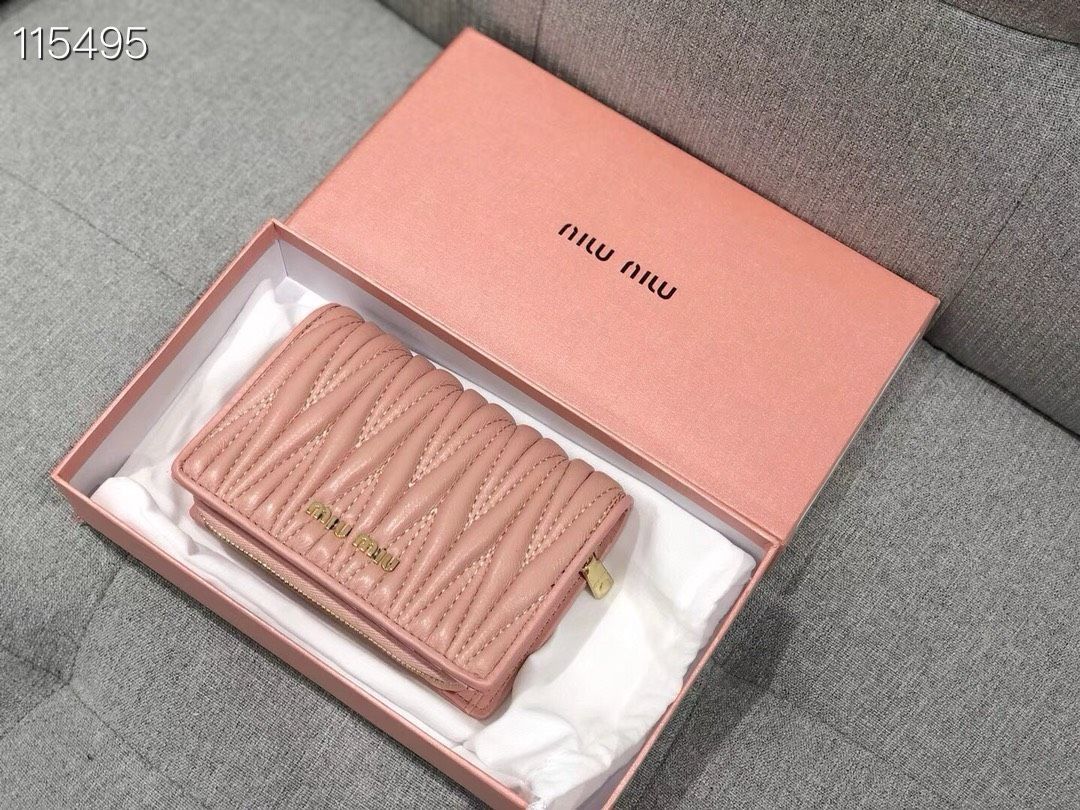 ミュウミュウの羊革刺繍財布2点