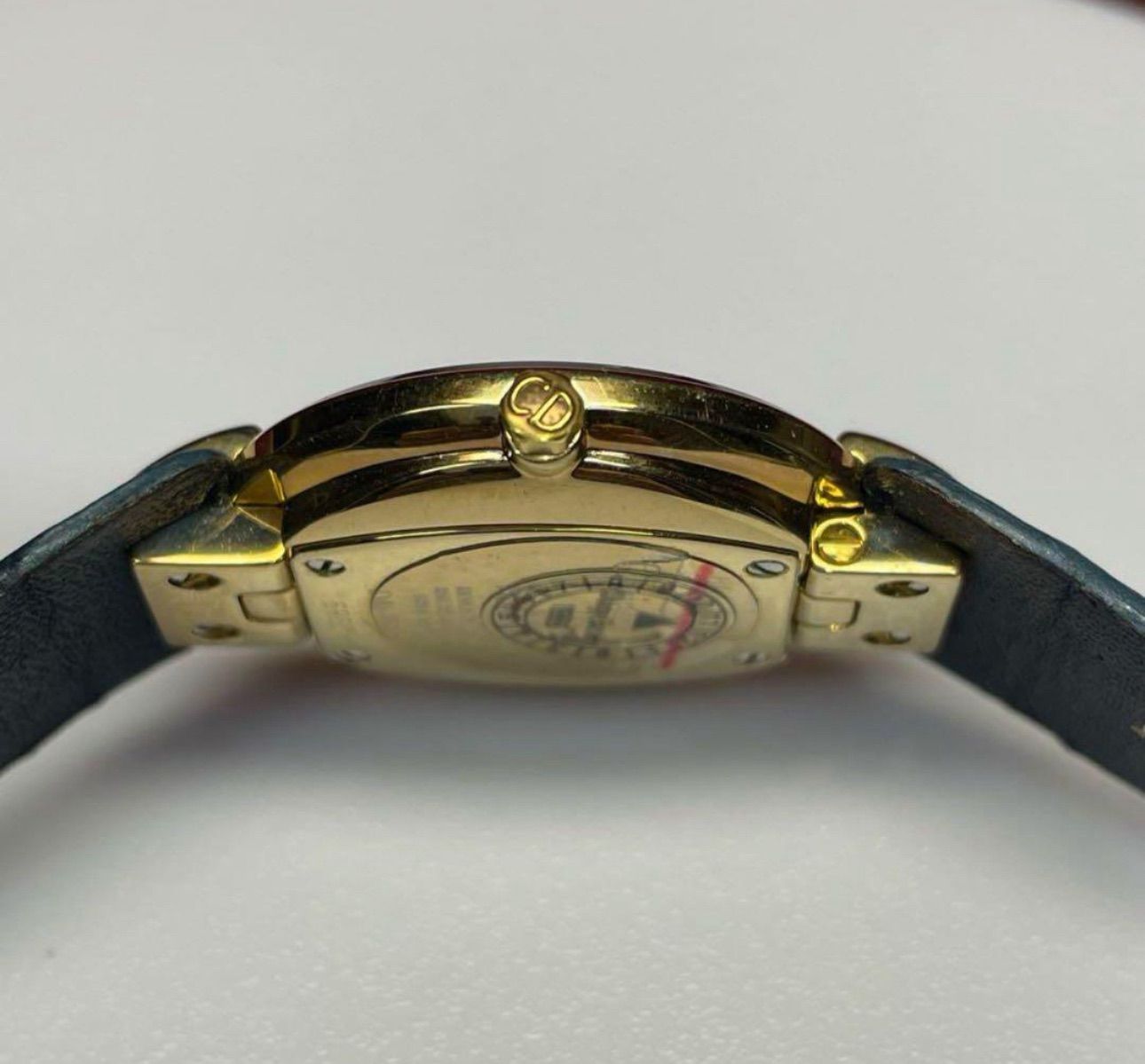 QZ ブルーシェル文字盤