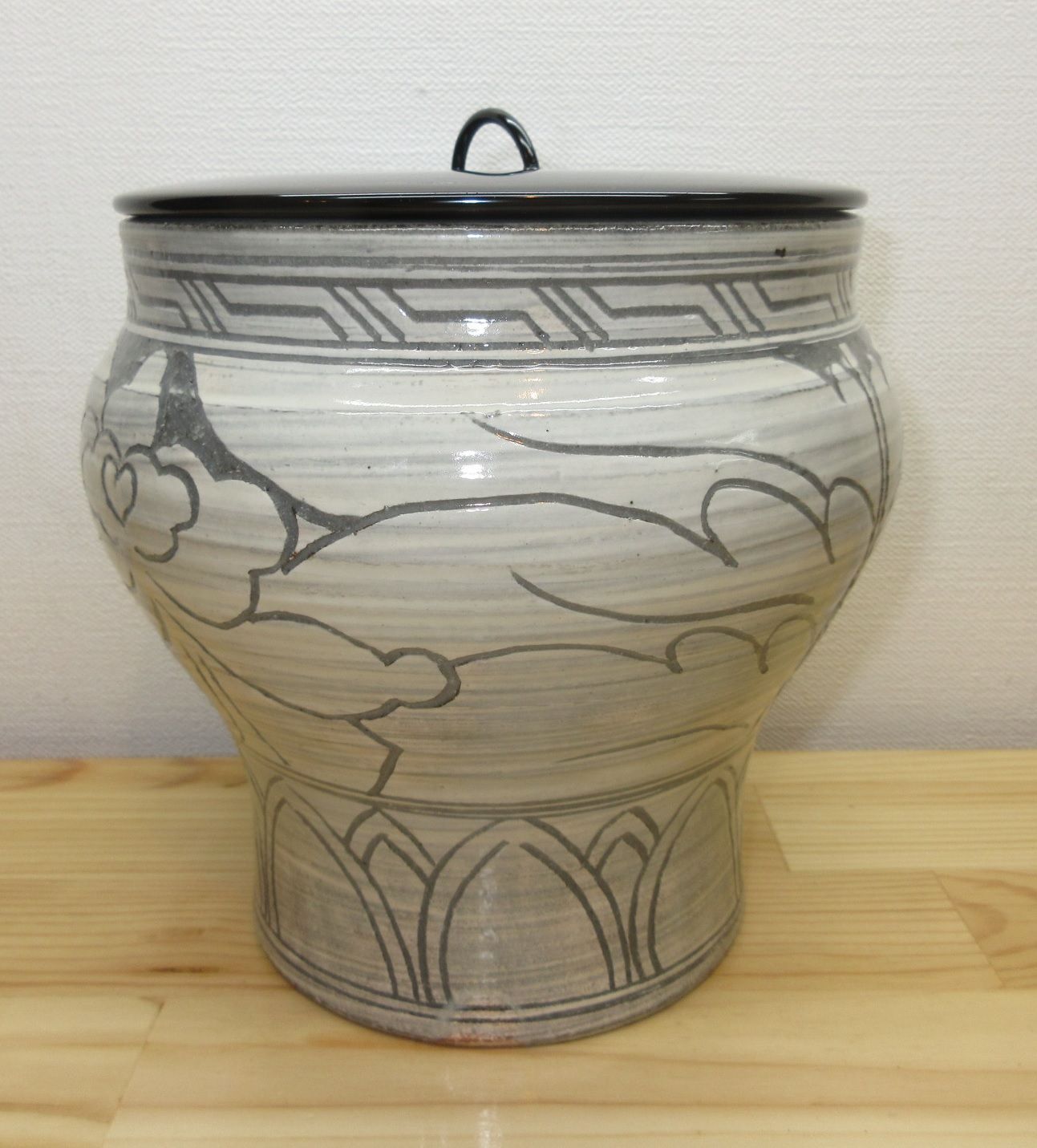 逢絢亭 茶道具 水指 京焼 掻落し 真塗の塗蓋 黒石窯 共箱入り