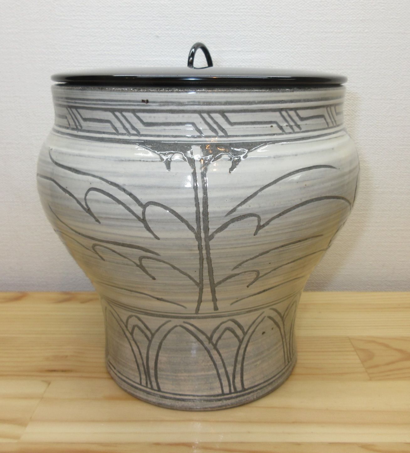 送料込【逢絢亭・新品】茶道具 水指 京焼 掻落し 真塗の塗蓋 黒石窯 共箱入り 逢絢亭・新品】茶道具 水指 京焼 掻落し 真塗の塗蓋 黒石窯 共