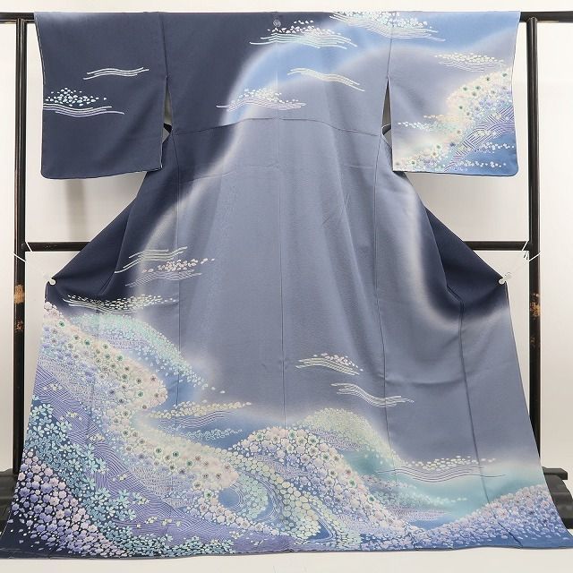 晴れの日を祝い咲き誇る桜の気品