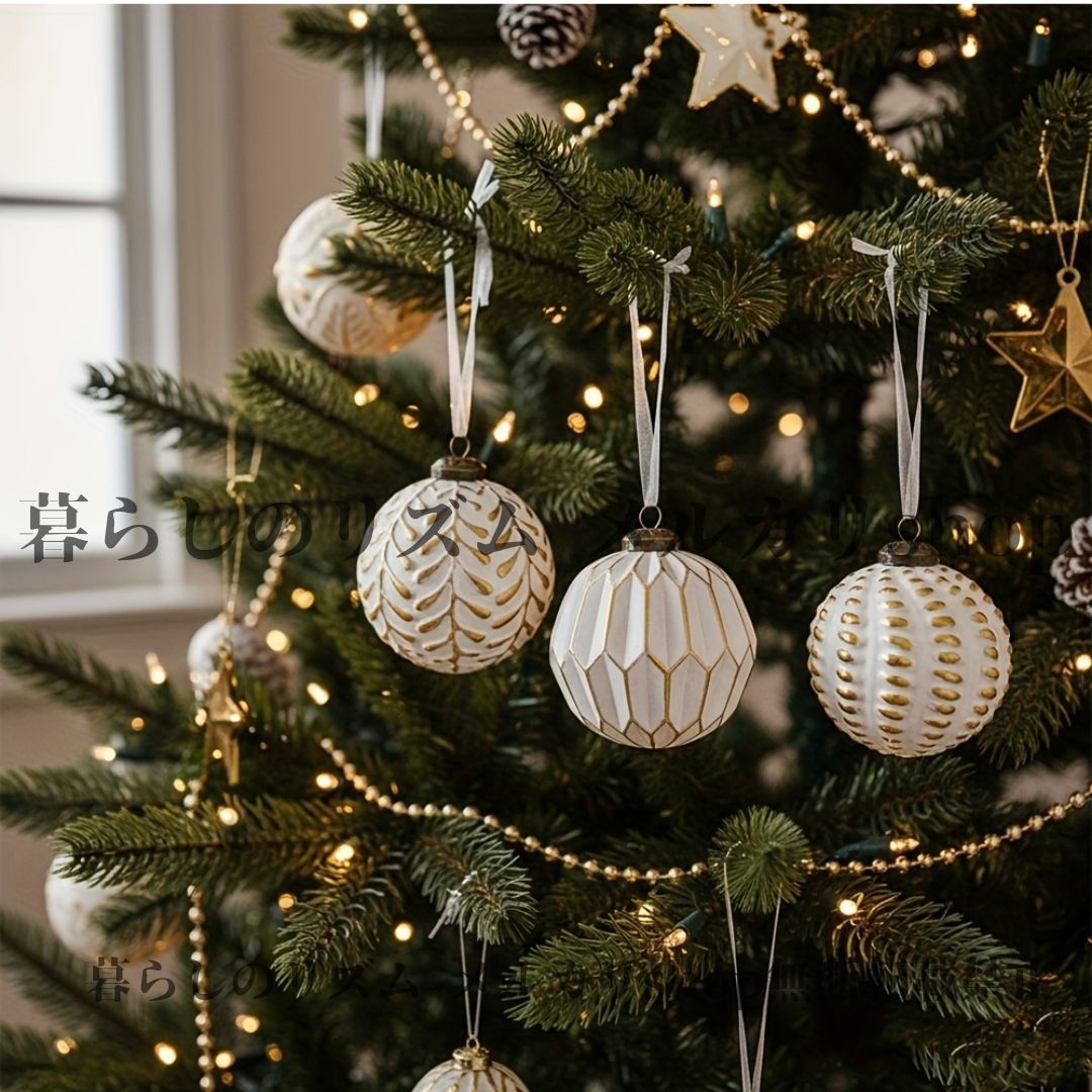 クリスマスオーナメント 12個セット オエイン オーナメント 彫刻風 プラスチック製 クリスマスボールオーナメント ヴィンテージ風 球体ツリーデコレーション ゴールドリーフパターン 六角形キャップ ハンギングフック付き パーティー ホーム ホワイト＆ゴールド