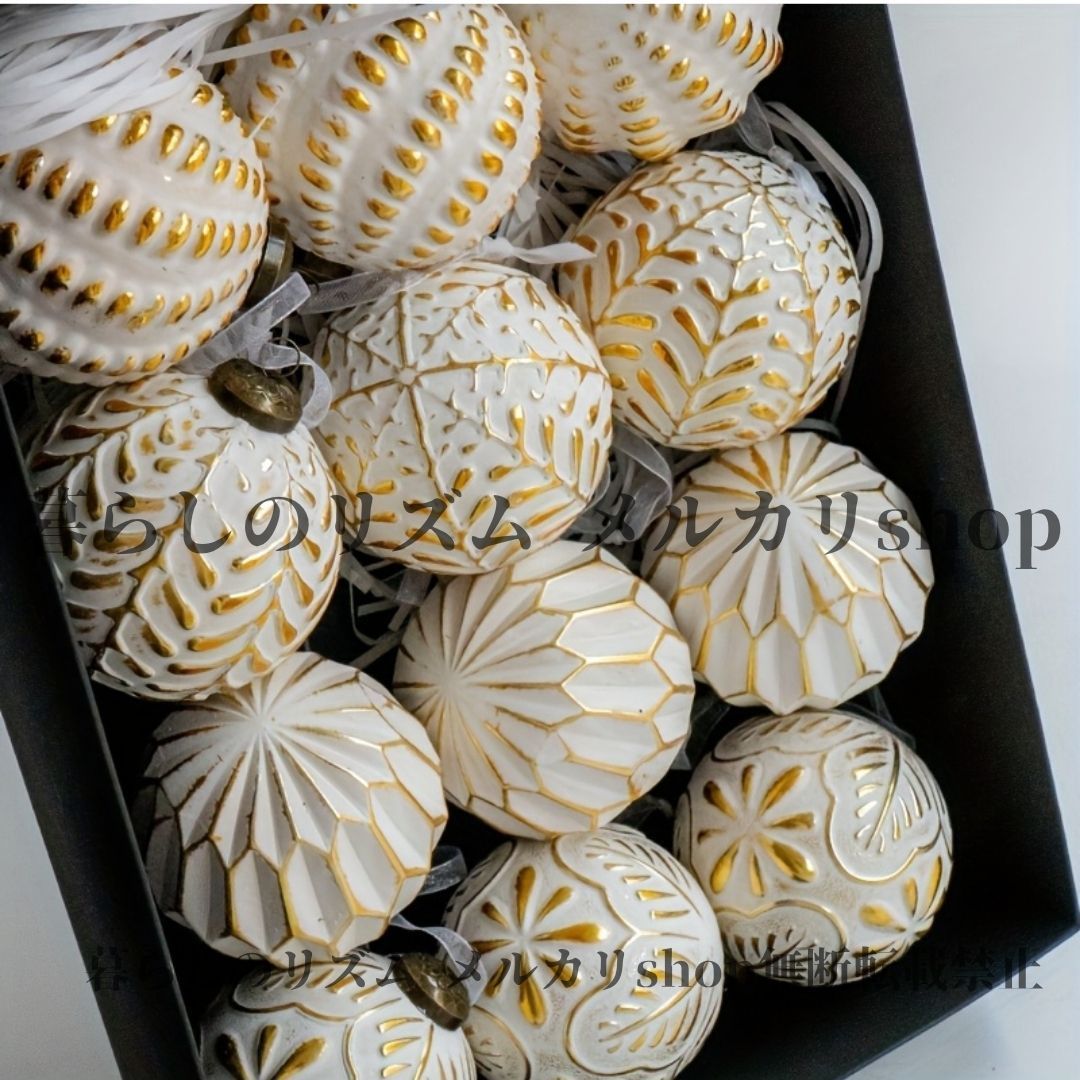 クリスマスオーナメント 12個セット オエイン オーナメント 彫刻風 プラスチック製 クリスマスボールオーナメント ヴィンテージ風 球体ツリーデコレーション ゴールドリーフパターン 六角形キャップ ハンギングフック付き パーティー ホーム ホワイト＆ゴールド WWW_SKLAD-KIRPICHA_RU