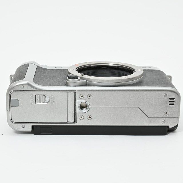 良品＞FUJIFILM X-A7 シルバー｜有効2424万画素×4K動画対応｜大型