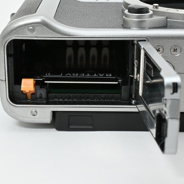 良品＞FUJIFILM X-A7 シルバー｜有効2424万画素×4K動画対応｜大型