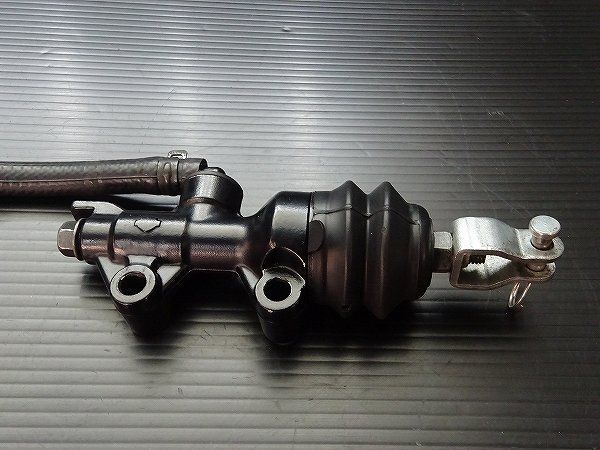 リアブレーキマスターシリンダー E7530