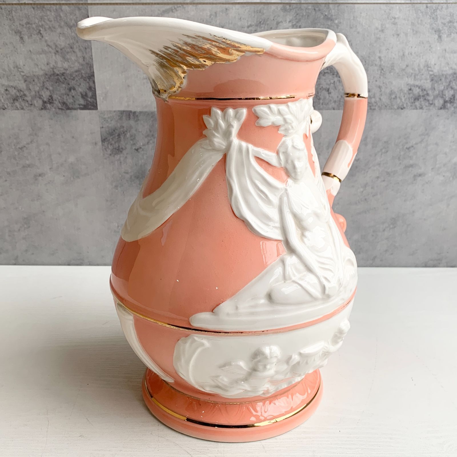陶器製ピッチャー 花瓶 水差し 聖母 天使の装飾 白 ピンクオレンジ
