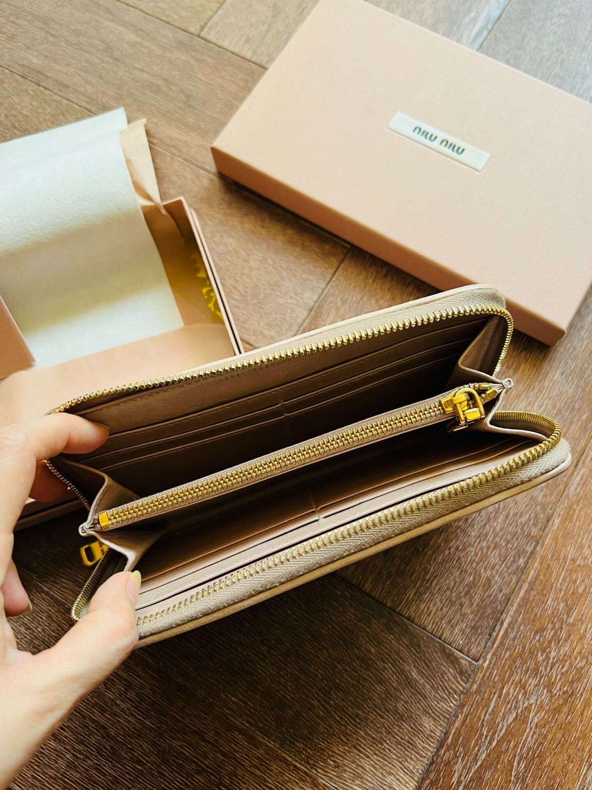 ミュウミュウ ロングウォレット ラムスキン ジッパー付き ピンクベージュ