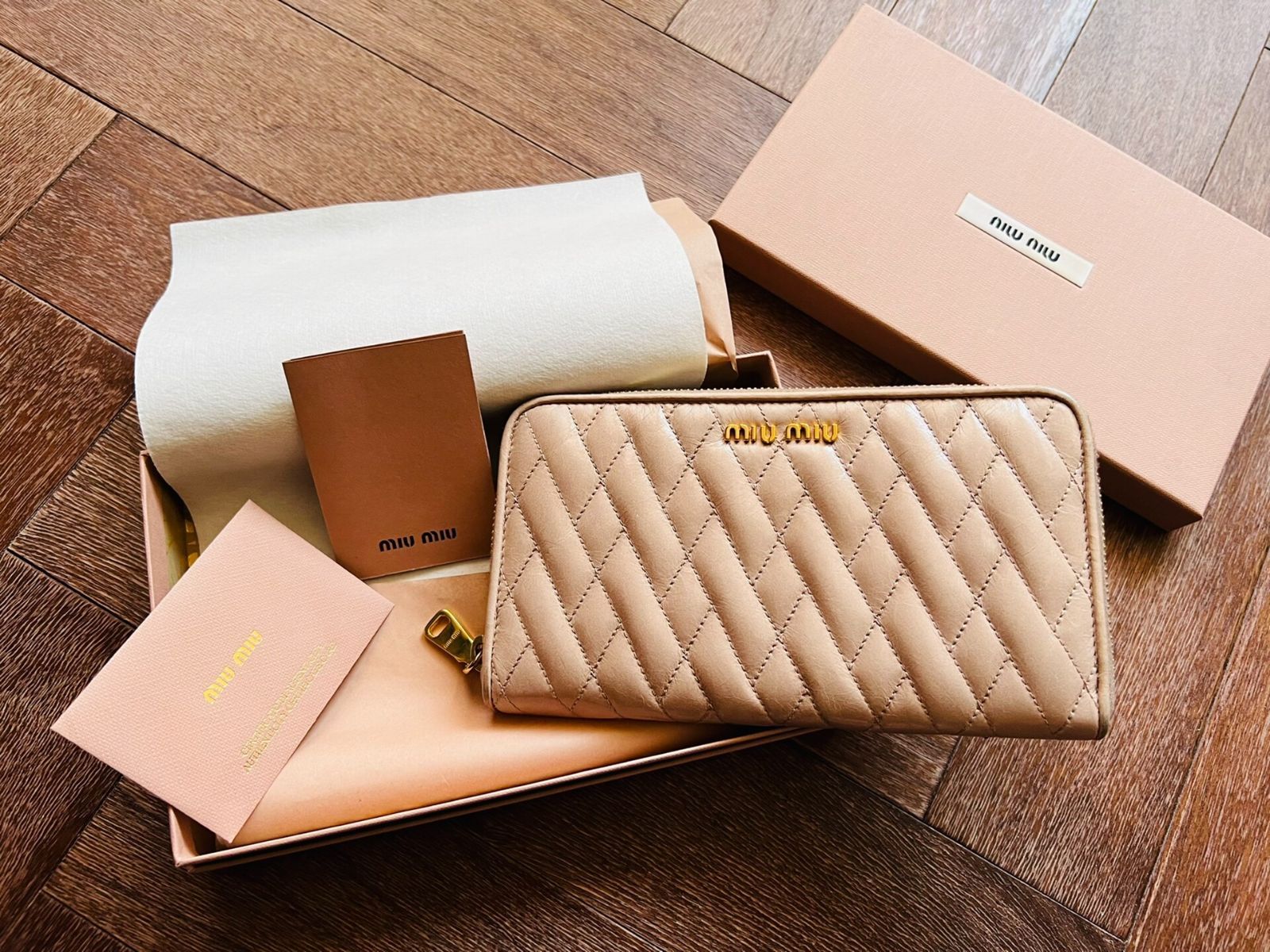 ミュウミュウ ロングウォレット ラムスキン ジッパー付き ピンクベージュ