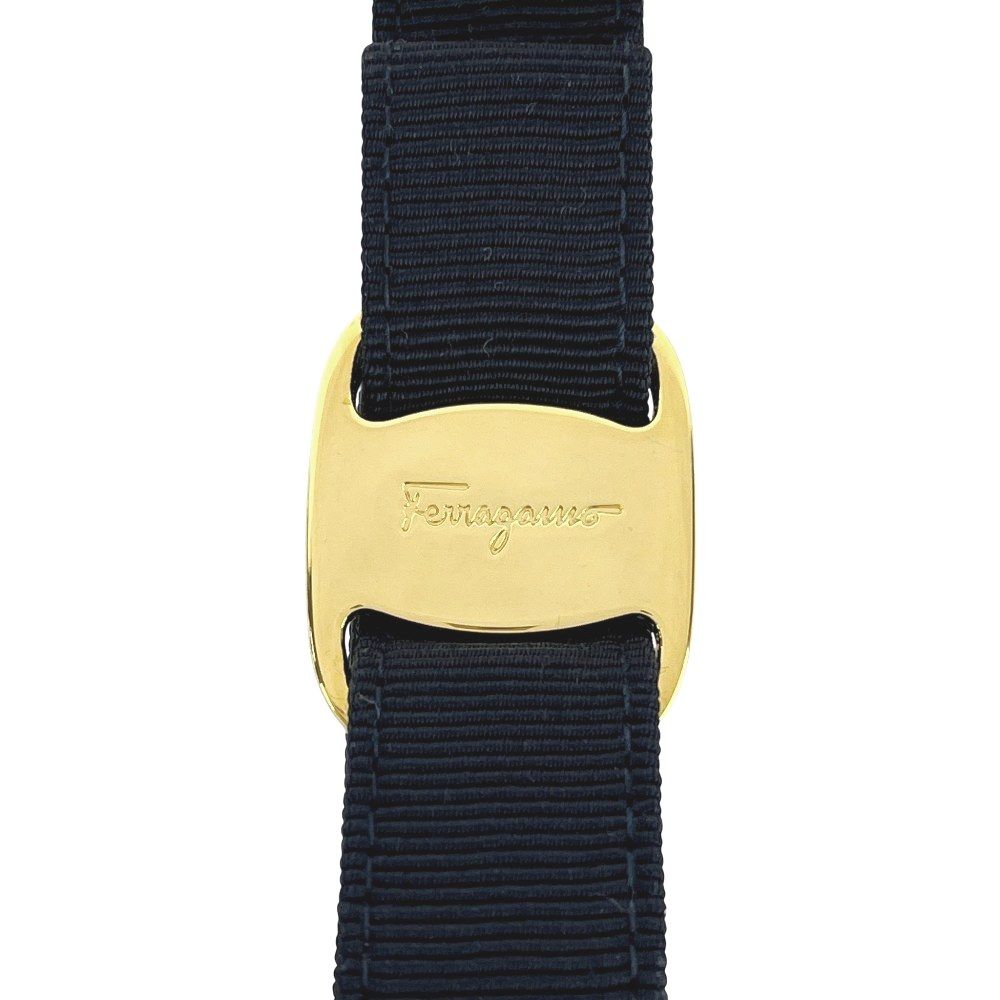 新同 フェラガモ