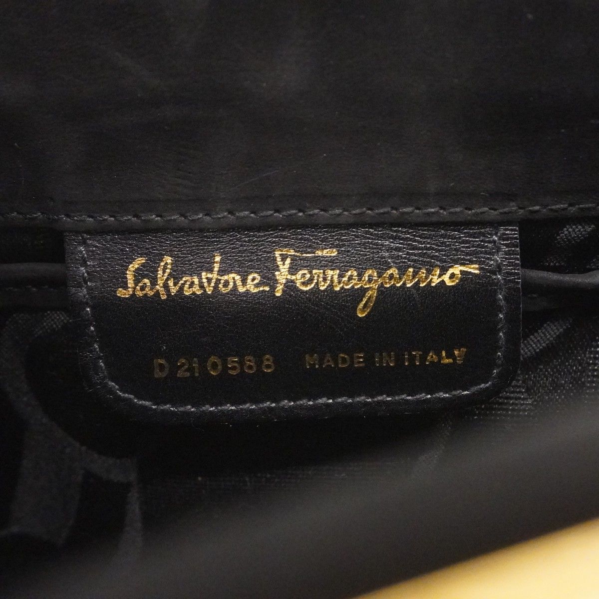 5md5215 サルヴァトーレフェラガモ クラッチバッグ ヴァラ スウェード ブラック ゴールド金具 2wayバッグ レディース DECORATOM_COM_BR