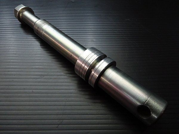 ハーレー スポーツスター XL883L-I 純正 フロントアクスルシャフト E7561