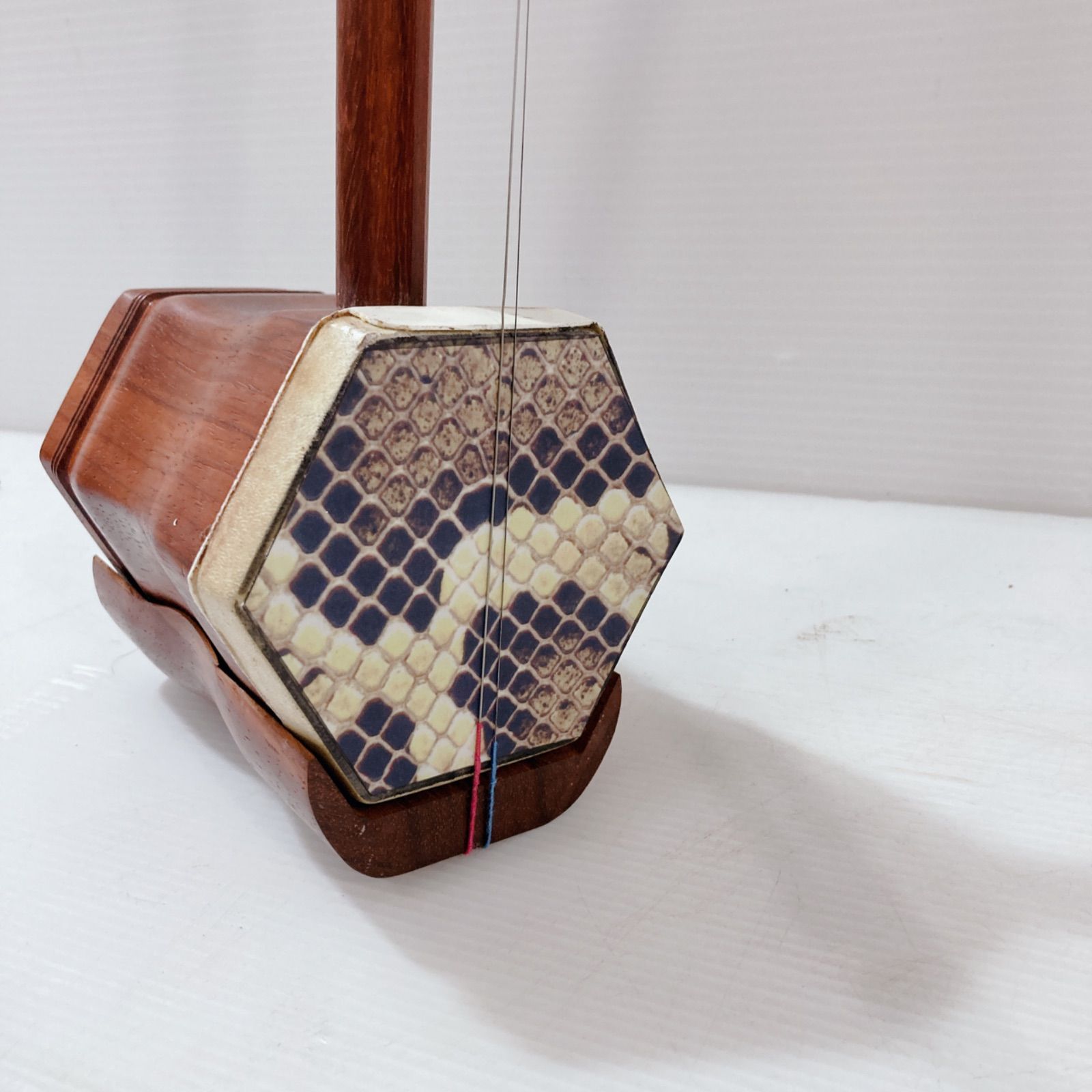 中国の伝統的な擦弦楽器、二胡（にこ） 美品】 中国弦楽器 二胡 にこ 本蛇皮 北京二胡 ぺきんにこ 二胡