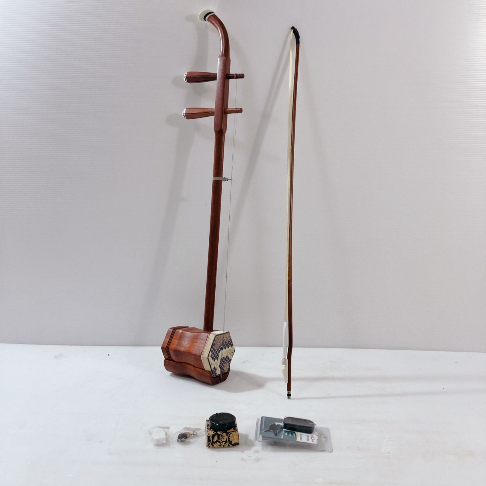 中国の伝統的な擦弦楽器、二胡（にこ） 二胡（にこ）」中国の伝統的な擦弦楽器 島根県立美術館で生演奏 劉福君