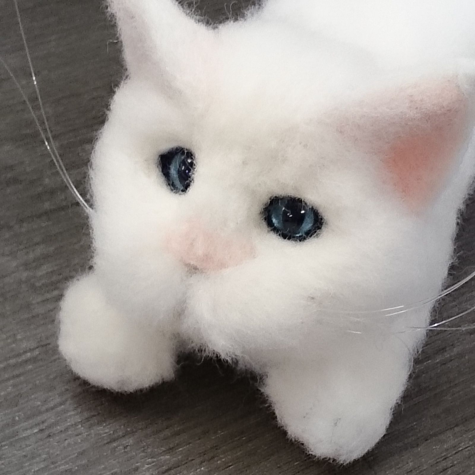 羊毛フェルト◇ハンドメイド 大きいふわふわ のび～る白い猫 可愛い