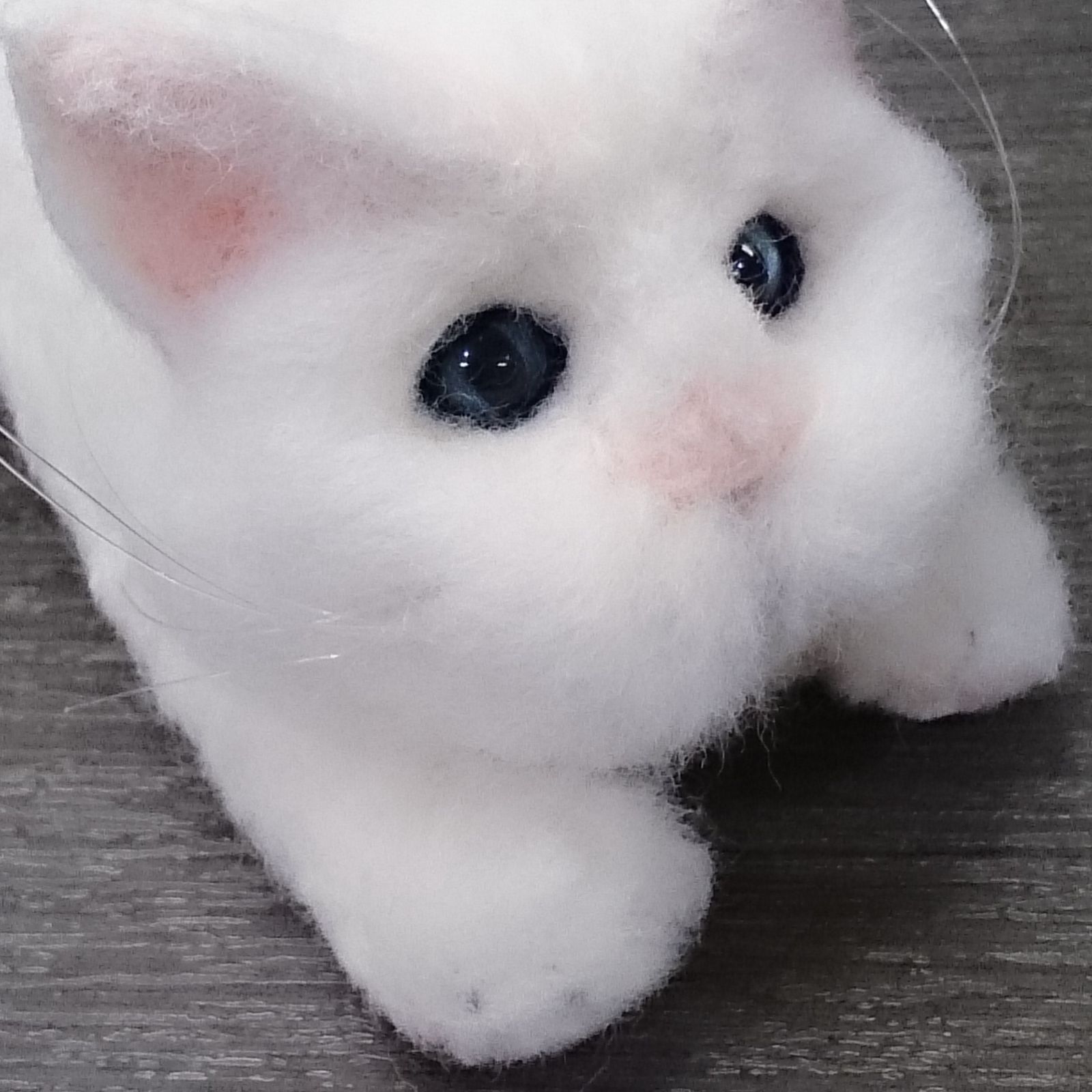 羊毛フェルト◇ハンドメイド 大きいふわふわ のび～る白い猫 可愛い
