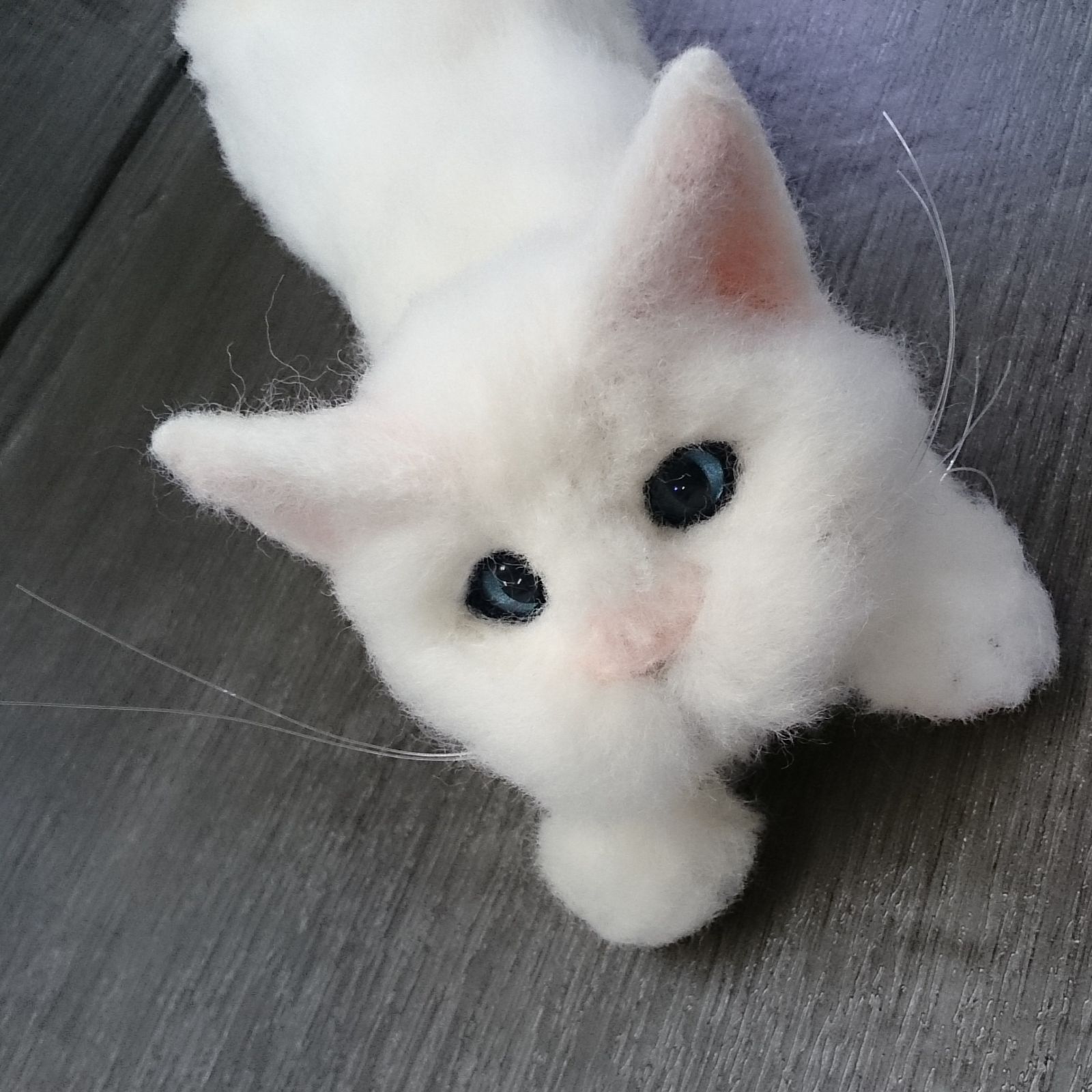 羊毛フェルト◇ハンドメイド 大きいふわふわ のび～る白い猫 可愛い
