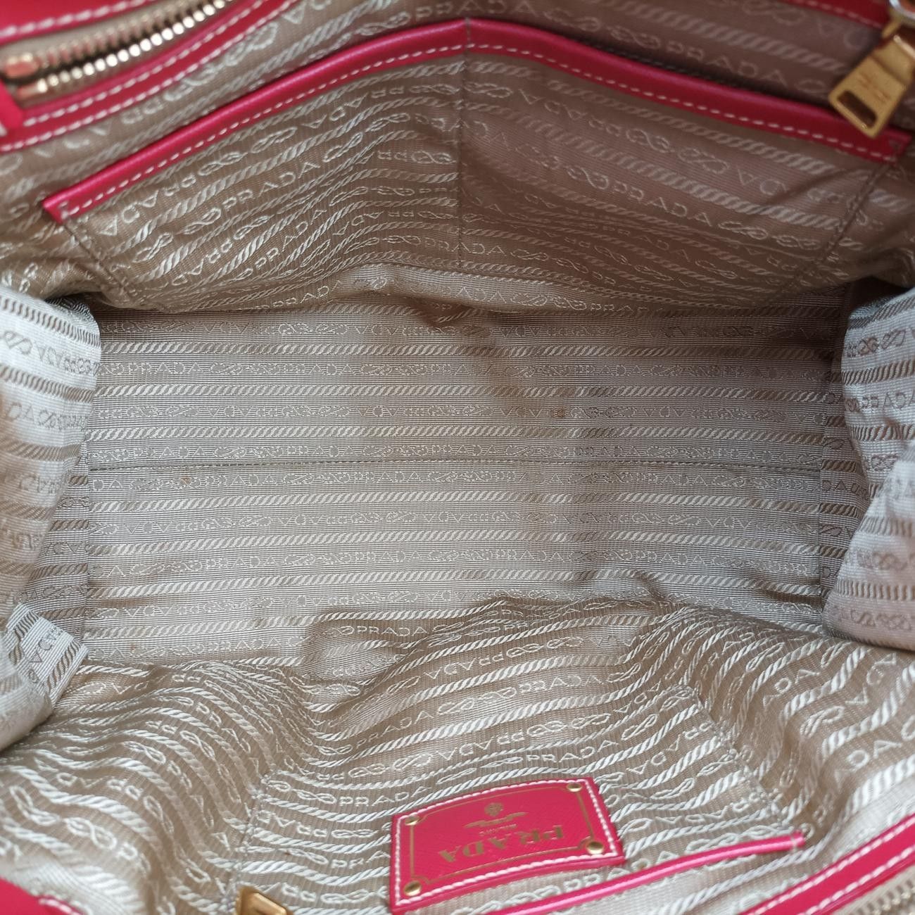 プラダPradaロゴ ジャカード ベージュ×レッドキャンバス×サフィアーノレザーBN2254194 DECORATOM_COM_BR