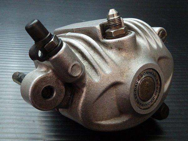 分解洗浄済 ハーレー スポーツスター XL883L-I 純正 フロントブレーキキャリパー E7568