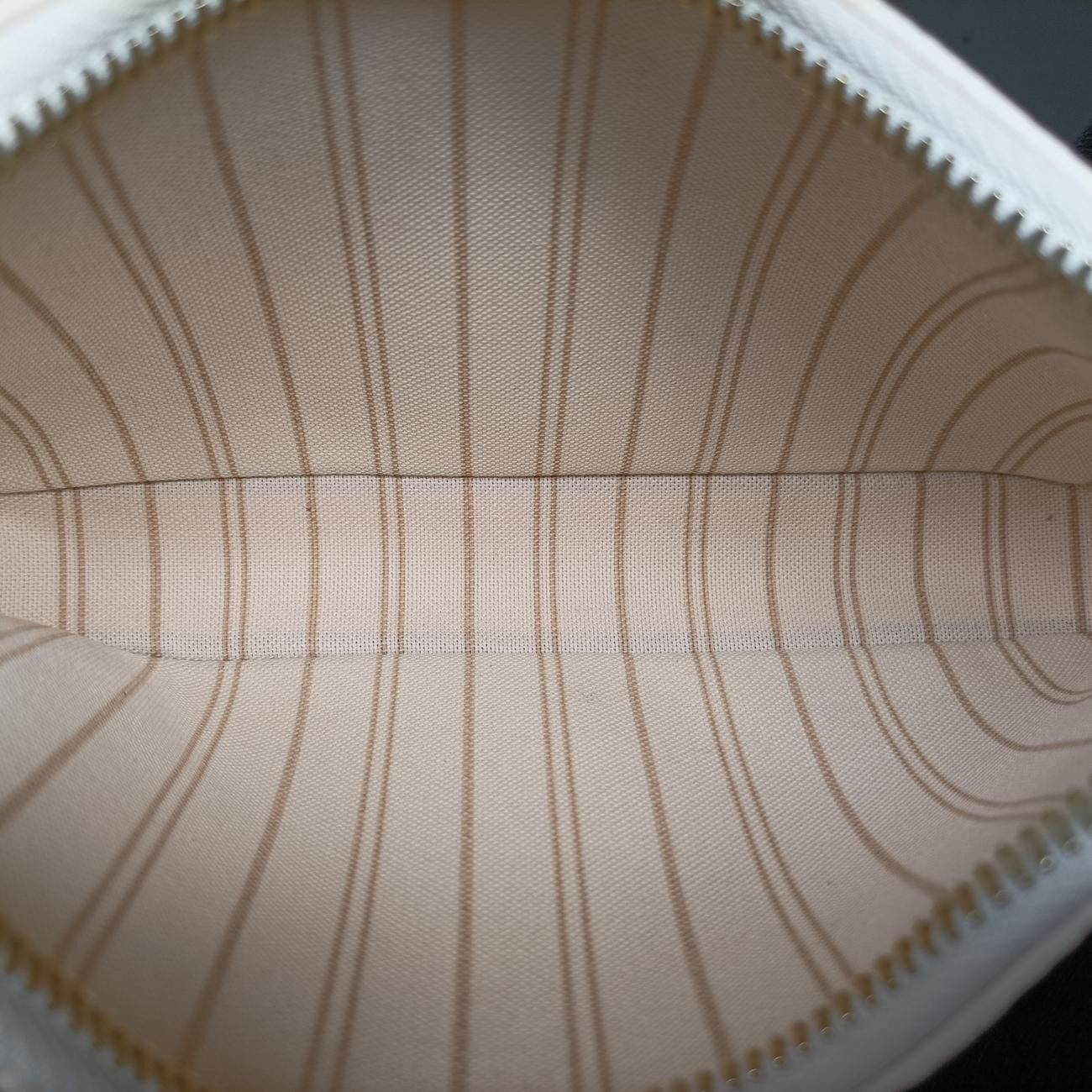 Vuittonイージーポーチクレームホワイト