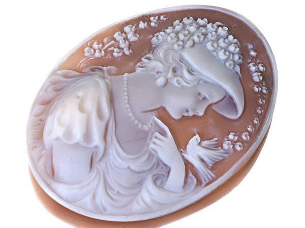 ジュエリー ラファエレ ペルニーチェ作 お洒落な女性と小鳥の彫刻 シェルカメオルース 60ｍｍ×45.5ｍｍ w5833i 送料無料