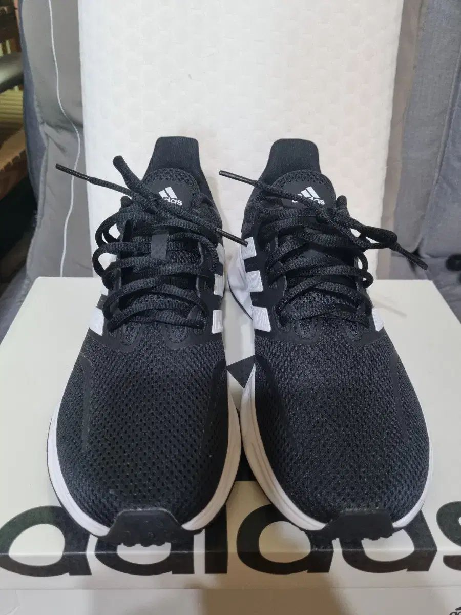 アディダス ランニングシューズ