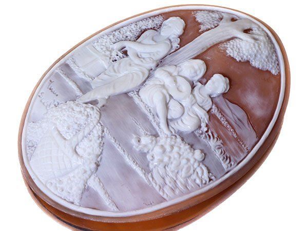 ジュエリー SCALA作 穏やかな日常の情景の彫刻 シェルカメオルース 66ｍｍ×49ｍｍ w5834i