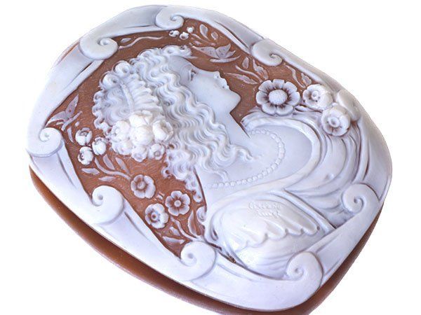 ジュエリー 作家品サイン有り 上品 華やかな女性と花の彫刻 大判シェルカメオルース 84.5ｍｍ×65.8ｍｍ w5836i