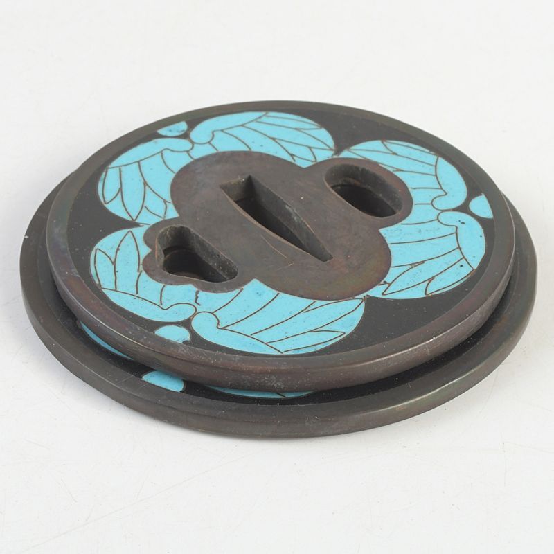 武具　刀装具　銅地　七宝三葉葵紋鍔　一對　桐箱付　C　7262 武具 刀装具 銅地 七宝三葉葵紋鍔 一對 桐箱付