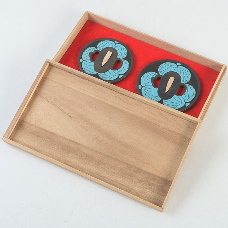 武具　刀装具　銅地　七宝三葉葵紋鍔　一對　桐箱付　C　7262 武具 刀装具 銅地 七宝三葉葵紋鍔 一對 桐箱付