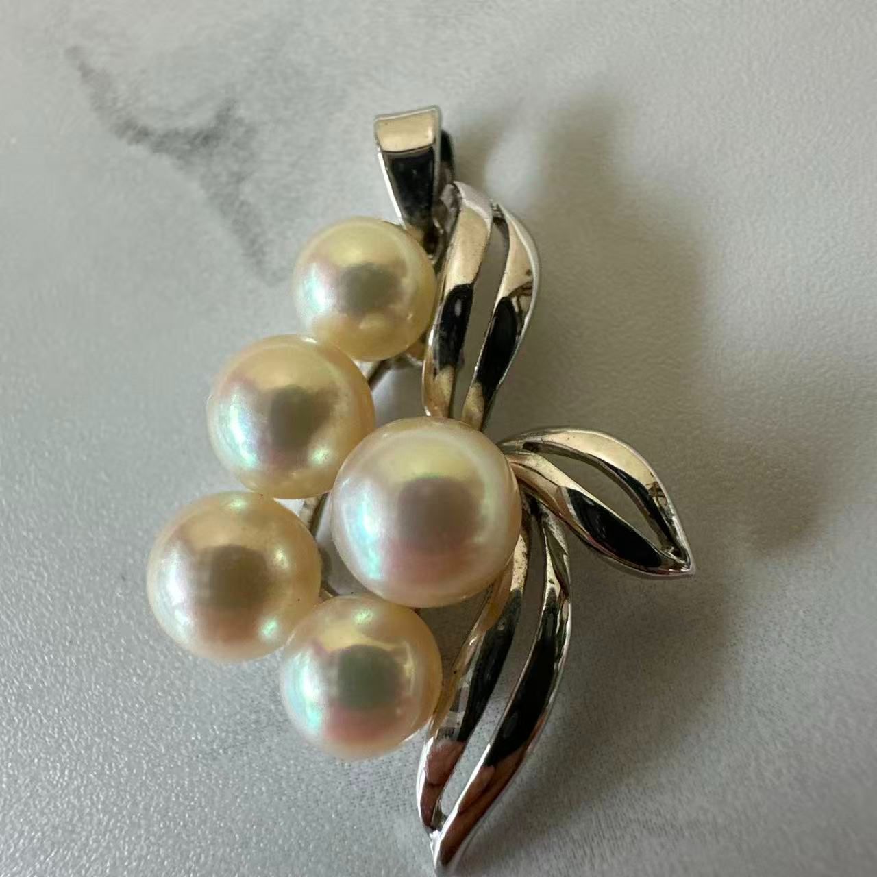 ミキモト 真珠とシルバーの葉モチーフペンダント