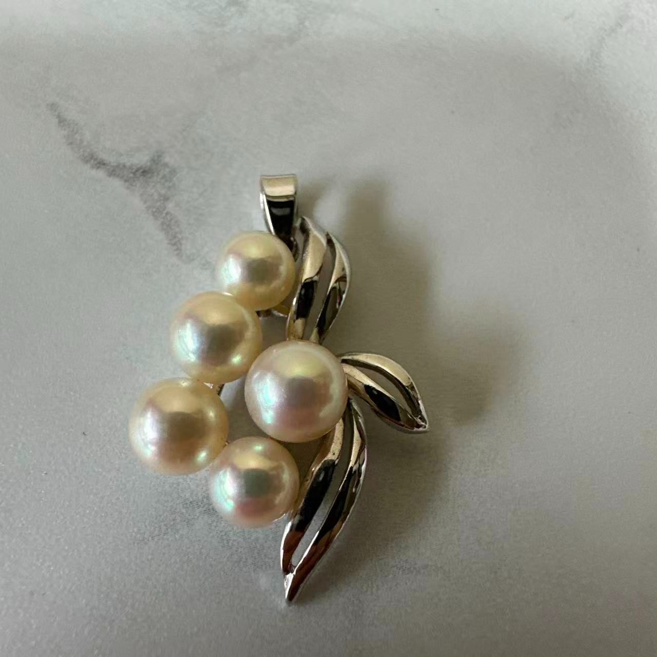 ミキモト 真珠とシルバーの葉モチーフペンダント