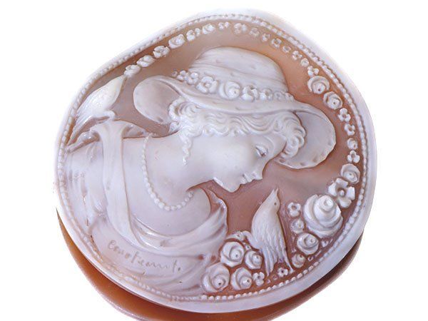 ジュエリー 作家品サイン有り な貴婦人と小鳥の彫刻 シェルカメオルース 70.4mm×70.1mm w5850v