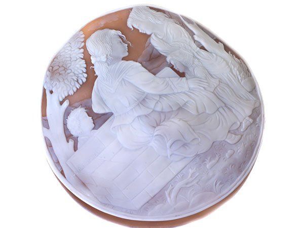 ジュエリー 作家品サイン有り 上品 素敵な家族の彫刻 超大判シェルカメオルース 100.1ｍｍ×100.1ｍｍ w5851m
