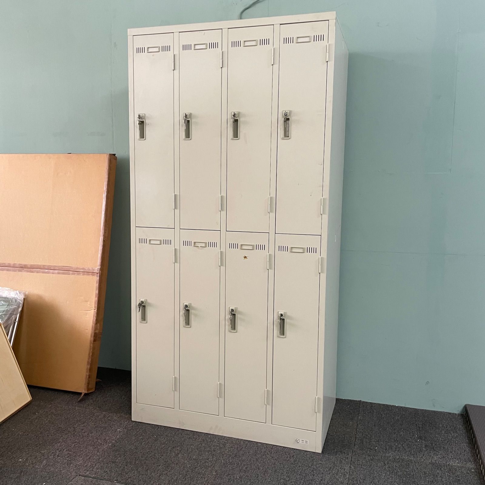 ♭ 送料込み スチールロッカー 8人用 鍵付き 4列2段 スチール製 収納 オフィス 事務所 会社 業務用 スリム かぎ付き 更衣ロッカー