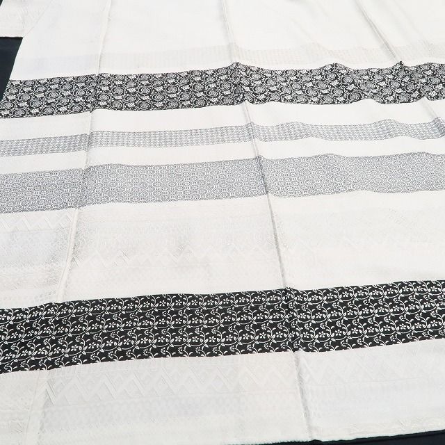 仕付け糸付 端正なモノトーンに寄せ柄のリズム