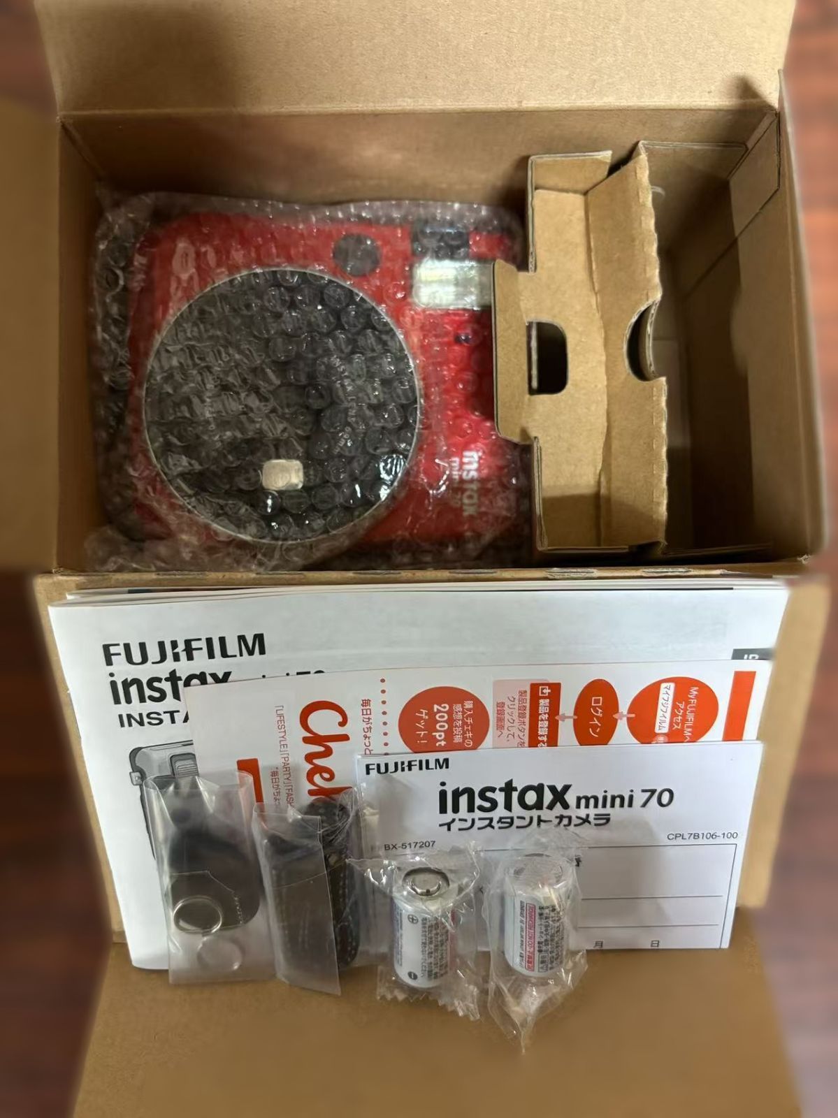 人気アイテムが続々登場！ ♥ 外箱痛み 富士フイルム FUJIFILM インスタントカメラ チェキ instax mini 70 レッド 4547410375176 茶色がかった