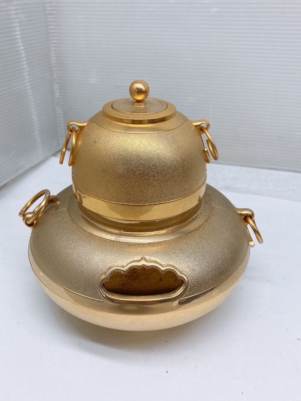 奉祝 天皇陛下御即位五十年記念 黄金茶釜 招福 純銀プレート付 24KGP 金メッキ 置物 縁起物 金色 茶釜 インテリア 開運 皇室記念 金属工芸 飾り物 昭和記念 天皇記念事業 天皇陛下御即位記念 黄金招福茶釜 敷布付 記念オブジェ