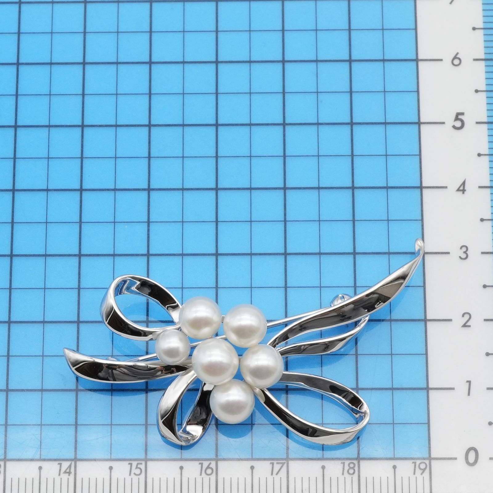 美品 ミキモト リボンモチーフ ブローチ パール アコヤ真珠/25-1975S