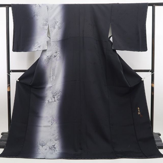 仕付け糸付 凛とした黒にふわりと薔薇を咲かせて