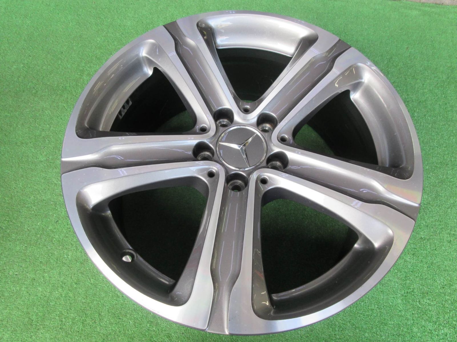 メルセデスベンツ ＧＬＣ純正ホイール 8J-18 5H112 38 目立った傷も無く程度良好です♪スタッドレス用に是非