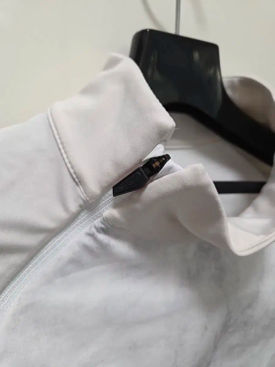 ウィンドブレーカー ジップアップ