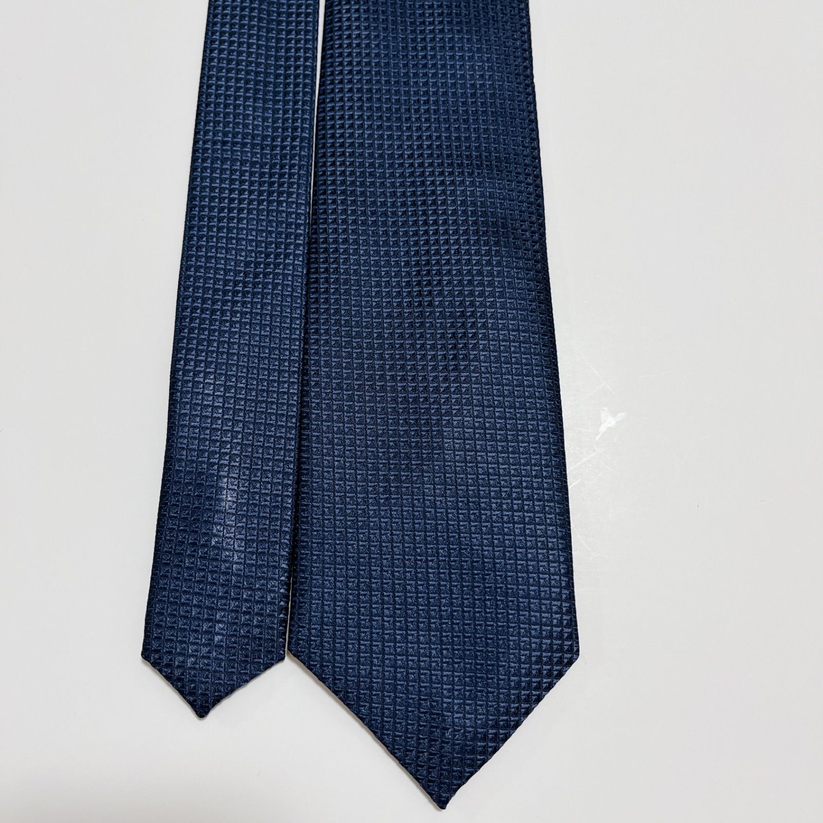 美品 フェンディ ネクタイ ハイブランド ソリッドタイ 無地 光沢 希少 濃紺 美品 フェンディ ネクタイ ハイブランド ソリッドタイ 無地 光沢